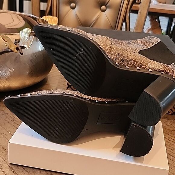 Charles David chelsea snakeskin boots size 7 New only worn one time with box - Picture 9 of 14